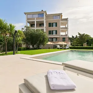 https://villa-hresc-1.hotelinzadar.com